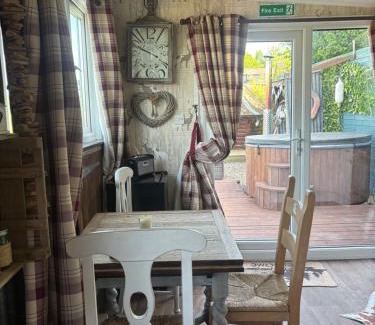 Kington Villa | Bridie -rose with wood tub country retreat
