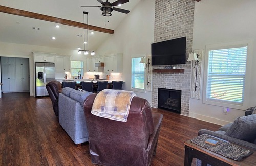 Aiken Cottage | Bridle Creek Cottage - King Bed - Dogs & Horses Are Welcome.