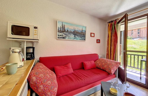 Saint-Martin-de-Belleville Apartment | Bright Apartment · Near Ski Lifts · Balcony with Mountain Views