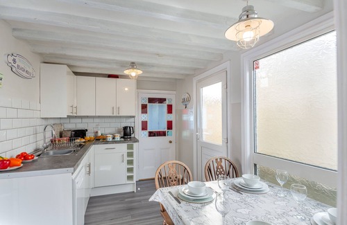 Dinas House | Brig Y Don - Three Bedroom House, Sleeps 4