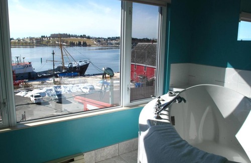 Lunenburg Waterfront Hotel | Brigantine Inn & Suites