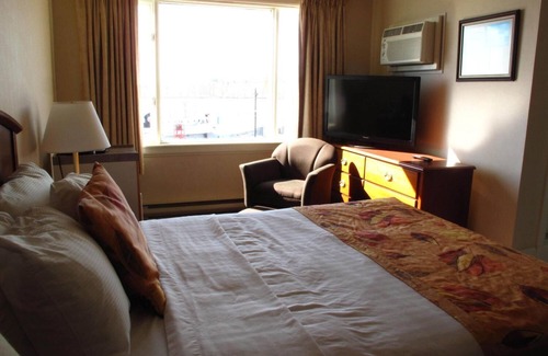 Lunenburg Waterfront Hotel | Brigantine Inn & Suites