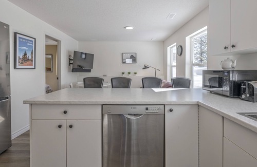 Silver Star Mountain Apartment | Bright 1 Bedroom Plus Private Den - modern suite with BBQ, pet friendly!