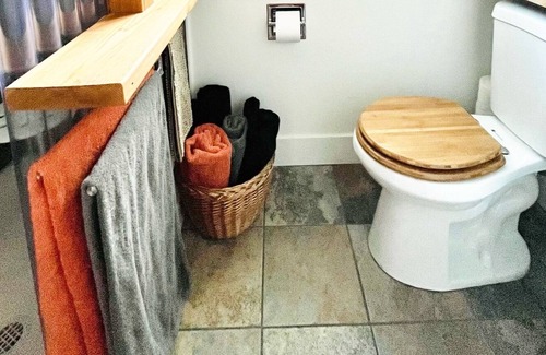 Oak Hills House | Bright 1 bd Apt— Furnished Covered Patio—Close-in to Portland, NW-SW-PDX