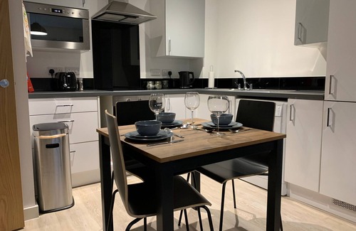 Preston Apartment | Bright 1 Bedroom Apartment, 5 minutes from City Centre.