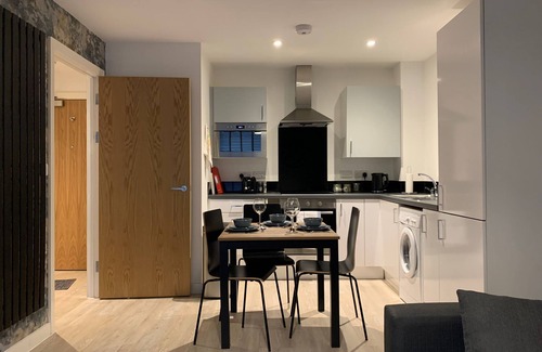 Preston Apartment | Bright 1 Bedroom Apartment, 5 minutes from City Centre.
