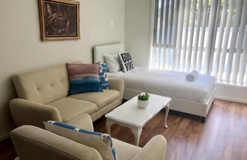 Ashmore Apartment | Bright 1 Bedroom Apartment 5km to Surfers Paradise