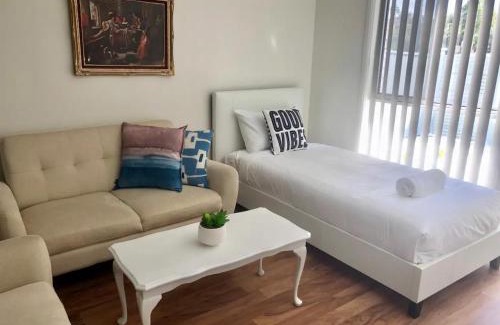Ashmore Apartment | Bright 1 Bedroom Apartment 5km to Surfers Paradise