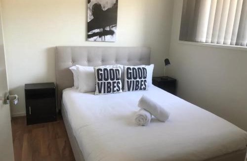 Ashmore Apartment | Bright 1 Bedroom Apartment 5km to Surfers Paradise