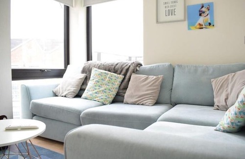 St. George's Apartment | Bright 1 Bedroom Flat in North London With Balcony