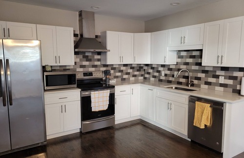 Lower Greenville House | Bright 1 Bedroom with Gourmet Kitchen