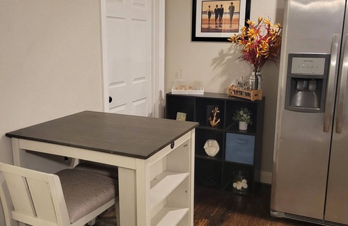 Lower Greenville House | Bright 1 Bedroom with Gourmet Kitchen