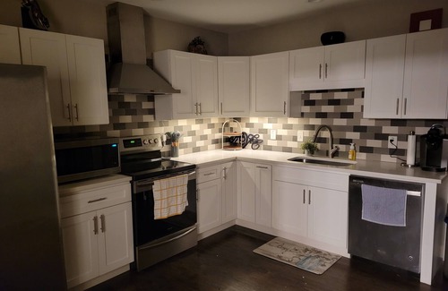 Lower Greenville House | Bright 1 Bedroom with Gourmet Kitchen