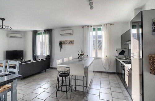 Senas Apartment | Bright 100m2 apartment in Provence with terrace