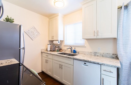 North Central Apartment | Bright 1Bd/1Ba w/Free Parking, Full Kitchen, Fast WiFi