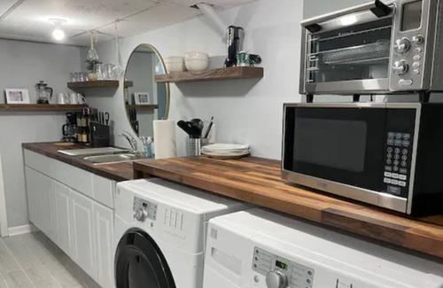 South Kansas City House | Bright 1Bdrm Basement Apt close to Downtown KC