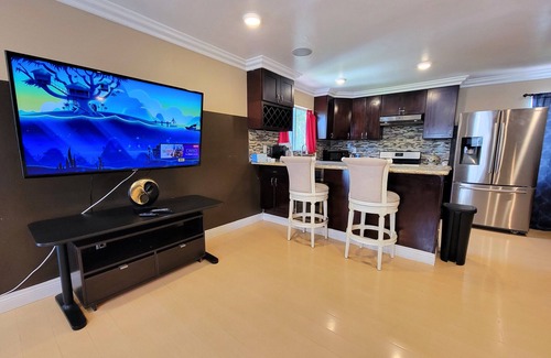 Beverly Hills Apartment | Bright 1BR Apt Near Beverly Hills Sleeps 4+Parking. A+ area Close to attractions