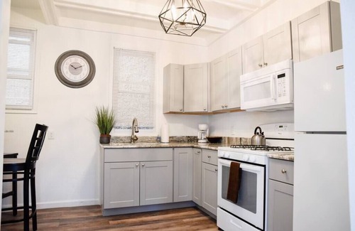 Crafton House | Bright 1BR Retreat | Near Downtown & Airport
