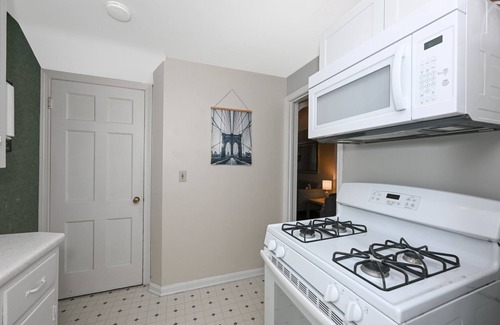 Cuyahoga Falls House | Bright 2 Bd Perfect for Traveling Professionals!