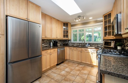 North Vancouver House | Bright 2 Bed 2 Bath Family Home