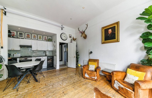 Notting Dale Apartment | Bright 2 Bed Flat with Garden & Terrace