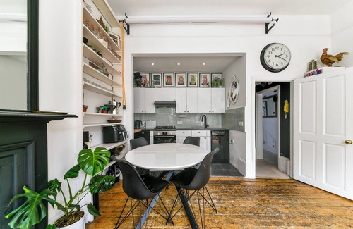 Notting Dale Apartment | Bright 2 Bed Flat with Garden & Terrace