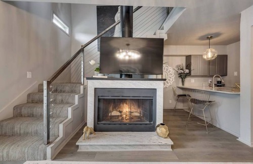 Old East Dallas Condo | Bright 2-bed loft in boutique Lakewood building with luxe touches & high-speed WiFi.