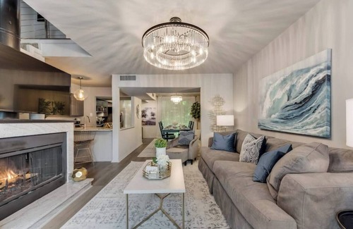 Old East Dallas Condo | Bright 2-bed loft in boutique Lakewood building with luxe touches & high-speed WiFi.