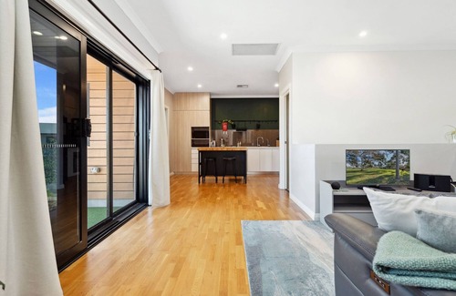 Woodville West House | Bright 2-Bed Townhouse with Balcony & Garage