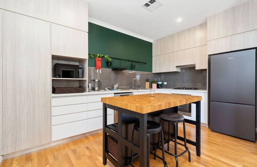 Woodville West House | Bright 2-Bed Townhouse with Balcony & Garage