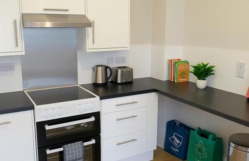 Taunton Apartment | Bright 2-Bed Top Floor Flat, Full Kitchen, Parking