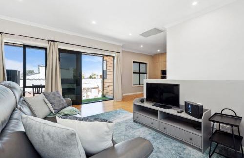 Woodville West House | Bright 2-Bed Townhouse with Balcony & Garage