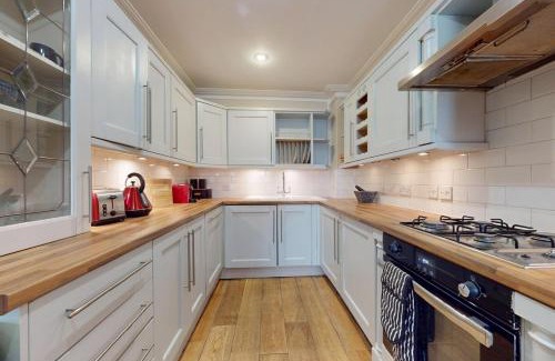 Hackney Wick Apartment | Bright 2 Bed With Patio & Backyard on Victoria Park