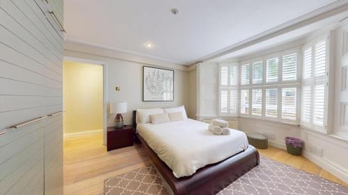 Hackney Wick Apartment | Bright 2 Bed With Patio & Backyard on Victoria Park