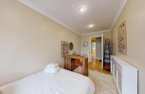 Hackney Wick Apartment | Bright 2 Bed With Patio & Backyard on Victoria Park