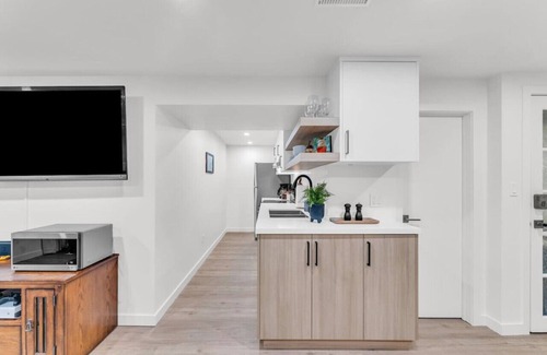 Burlington Apartment | Bright 2-Bedroom Apartment