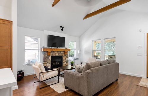 Lindell Beach Cottage | Bright 2 Bedroom Cottage Near Cultus Lake with Resort Like Amenities