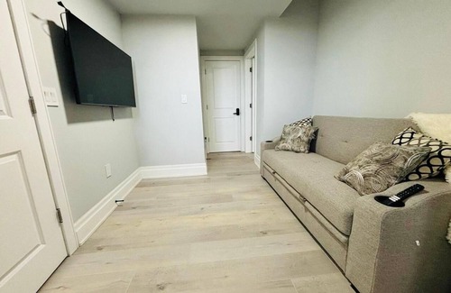 Richview Apartment | Bright 2 Bedroom Suite, Full Kitchen and Bathroom
