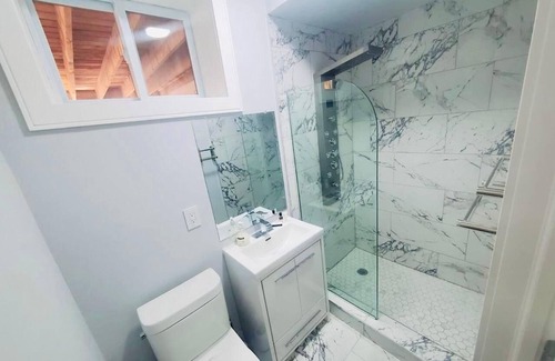 Richview Apartment | Bright 2 Bedroom Suite, Full Kitchen and Bathroom