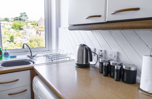 Glenisla Apartment | ☆ Bright, 2 Bedroom West End Apartment ☆