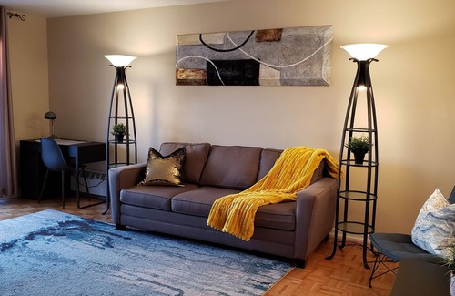 Kitchener Apartment | Bright 2 BR w/KING bed, WiFi, NETFLIX, parking