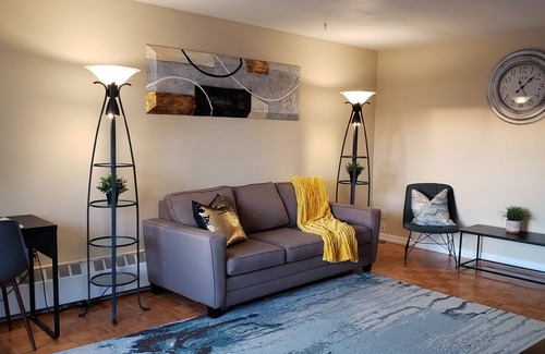 Kitchener Apartment | Bright 2 BR w/KING bed, WiFi, NETFLIX, parking