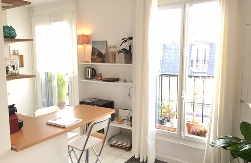 Quartier de la Plaine-de-Monceaux Apartment | BRIGHT 2 ROOM APARTMENT 4 minutes from PARC MONCEAU. Top floor.