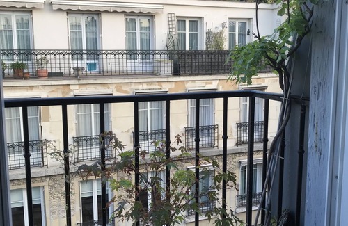 Quartier de la Plaine-de-Monceaux Apartment | BRIGHT 2 ROOM APARTMENT 4 minutes from PARC MONCEAU. Top floor.
