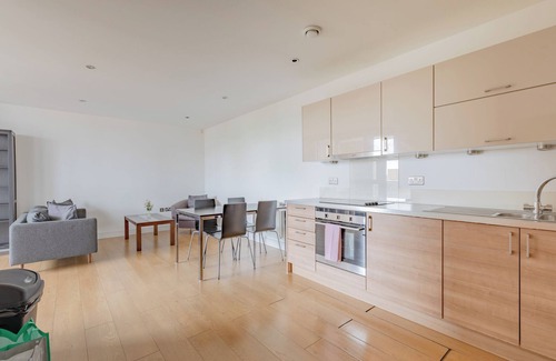 Livesey Apartment | Bright 2BD Flat with Balcony, South East London