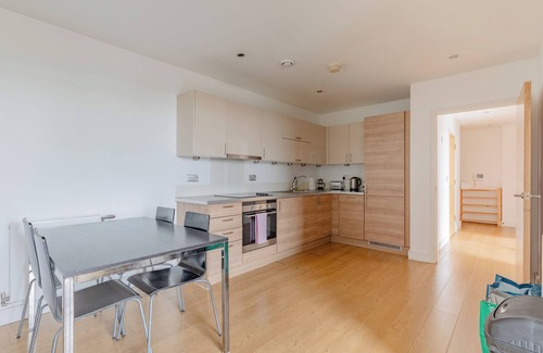Livesey Apartment | Bright 2BD Flat with Balcony, South East London