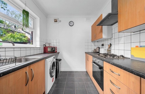 Levenshulme Apartment | Bright 2BD Home - 10 mins to Central Manchester