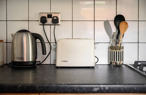 Levenshulme Apartment | Bright 2BD Home - 10 mins to Central Manchester