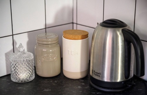 Levenshulme Apartment | Bright 2BD Home - 10 mins to Central Manchester