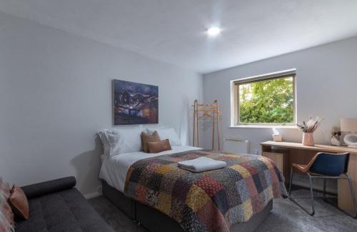 Crawley Apartment | Bright 2BD Maisonette Near Gatwick Airport